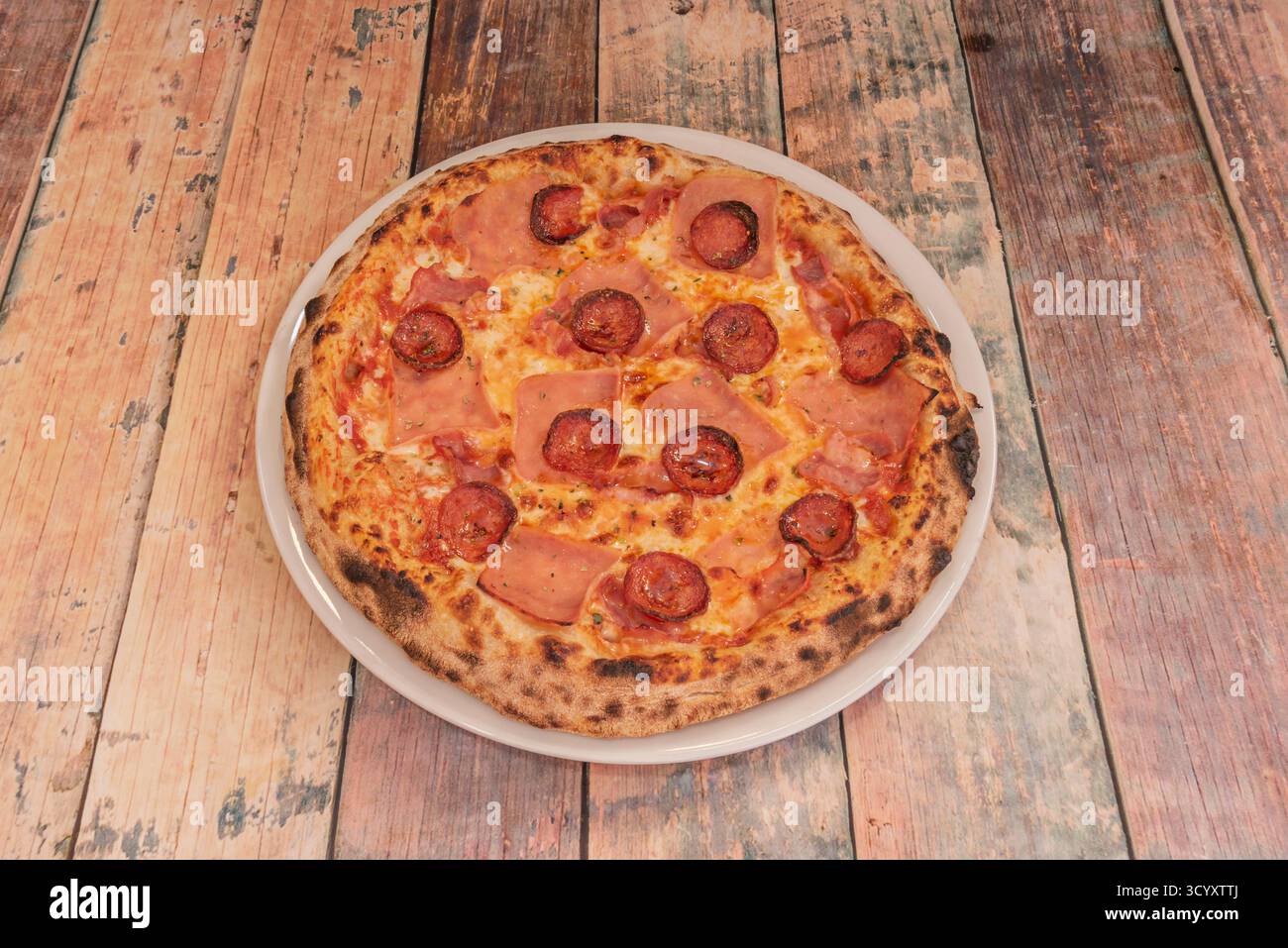 Chorizo ​​pizza avec chorizo espagnol épicé, poivrons rôtis, oignon rouge Banque D'Images