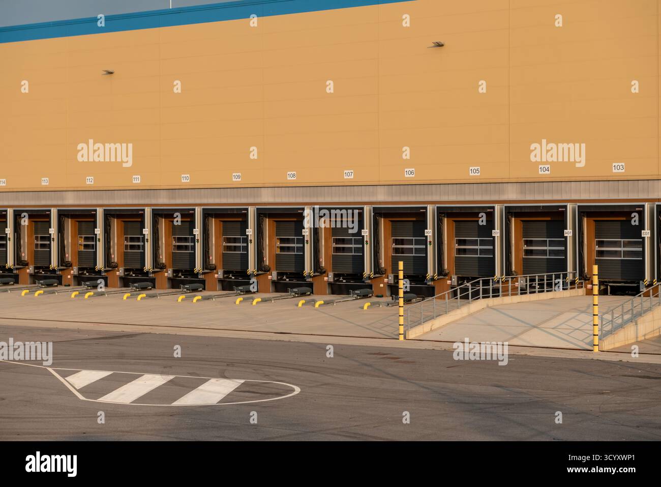 Hub Amazon moderne pour la logistique de fret et de colis prêt pour l'expédition, entrepôt automatisé pour le commerce électronique et la distribution de produits, Orbassano, Italie, Banque D'Images