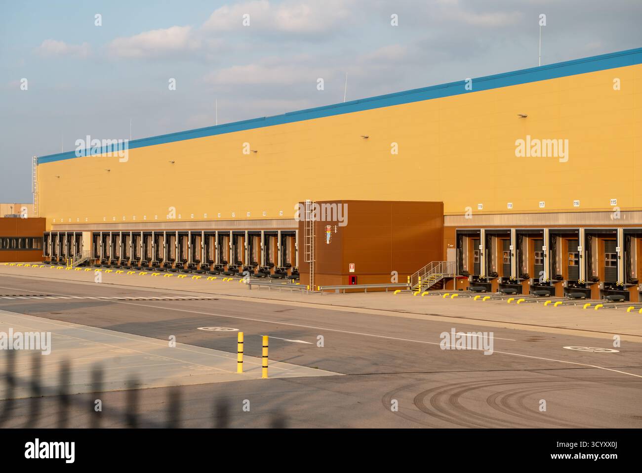 Hub Amazon moderne pour la logistique de fret et de colis prêt pour l'expédition, entrepôt automatisé pour le commerce électronique et la distribution de produits, Orbassano, Italie, Banque D'Images
