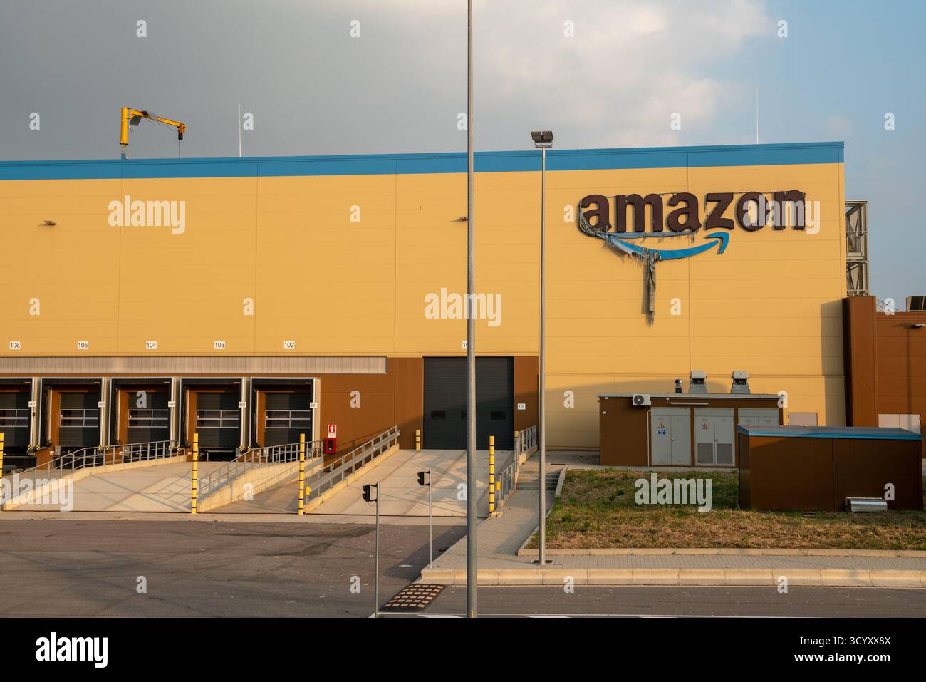 Hub Amazon moderne pour la logistique de fret et de colis prêt pour l'expédition, entrepôt automatisé pour le commerce électronique et la distribution de produits, Orbassano, Italie, Banque D'Images