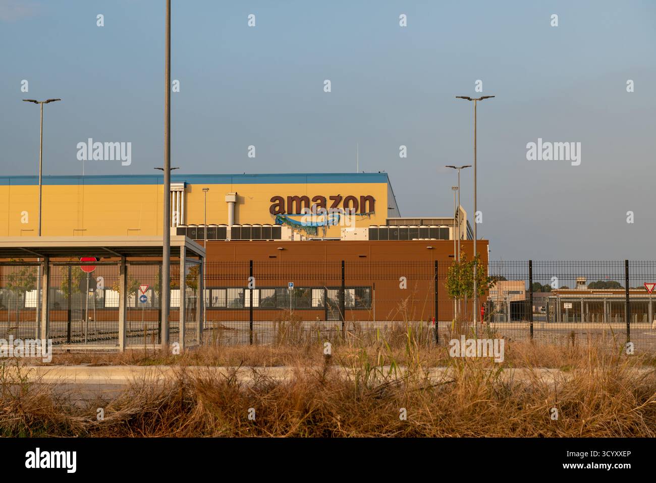 Hub Amazon moderne pour la logistique de fret et de colis prêt pour l'expédition, entrepôt automatisé pour le commerce électronique et la distribution de produits, Orbassano, Italie, Banque D'Images