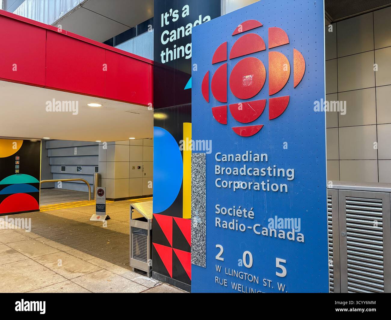 Affiche du siège social de la Société Radio-Canada à Toronto, Canada, affichant le logo distinctif de CBC et l'adresse au 205, rue Wellington Ouest. Banque D'Images Affiche du siège social de la Société Radio-Canada à Toronto, Canada, affichant le logo distinctif de CBC et l'adresse au 205, rue Wellington Ouest. Banque D'Images