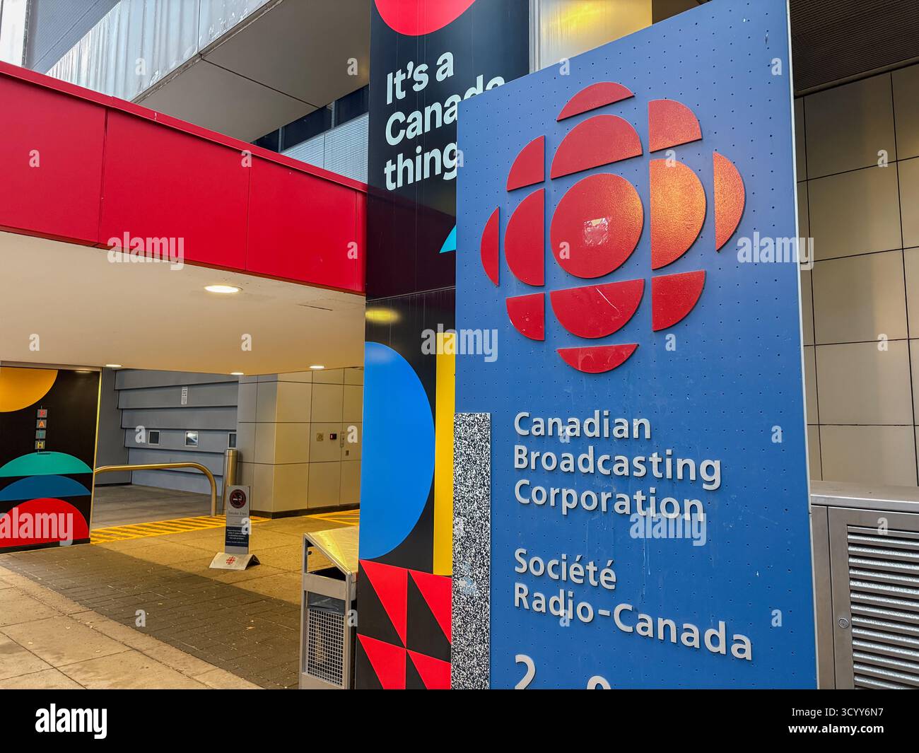Affiche du siège social de la Société Radio-Canada à Toronto, Canada, portant le logo rouge distinctif de CBC et l'adresse sur la rue Wellington. Banque D'Images Affiche du siège social de la Société Radio-Canada à Toronto, Canada, portant le logo rouge distinctif de CBC et l'adresse sur la rue Wellington. Banque D'Images