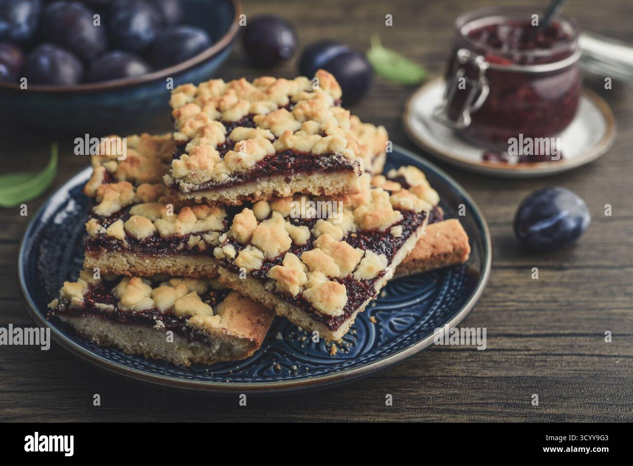 Zwetschgenkuchen traditionnel allemand sur plaque bleue avec des prunes tranchées et de la confiture de prunes, gros plan Banque D'Images
