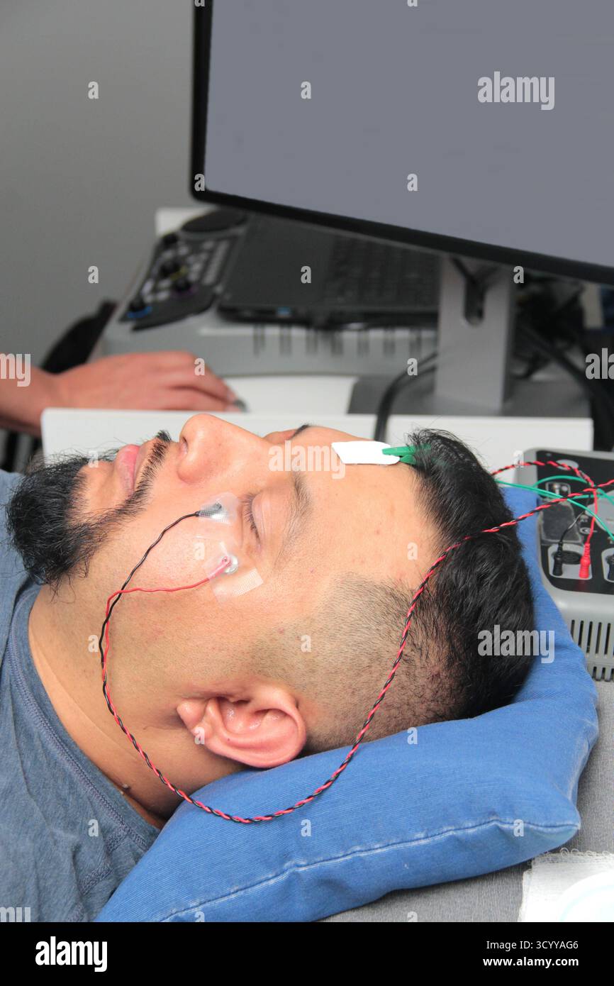EMG électromyographique et NCV de la vitesse de conduction du nerf facial pour évaluer les lésions nerveuses de paralysie faciale chez un homme latino-américain Banque D'Images