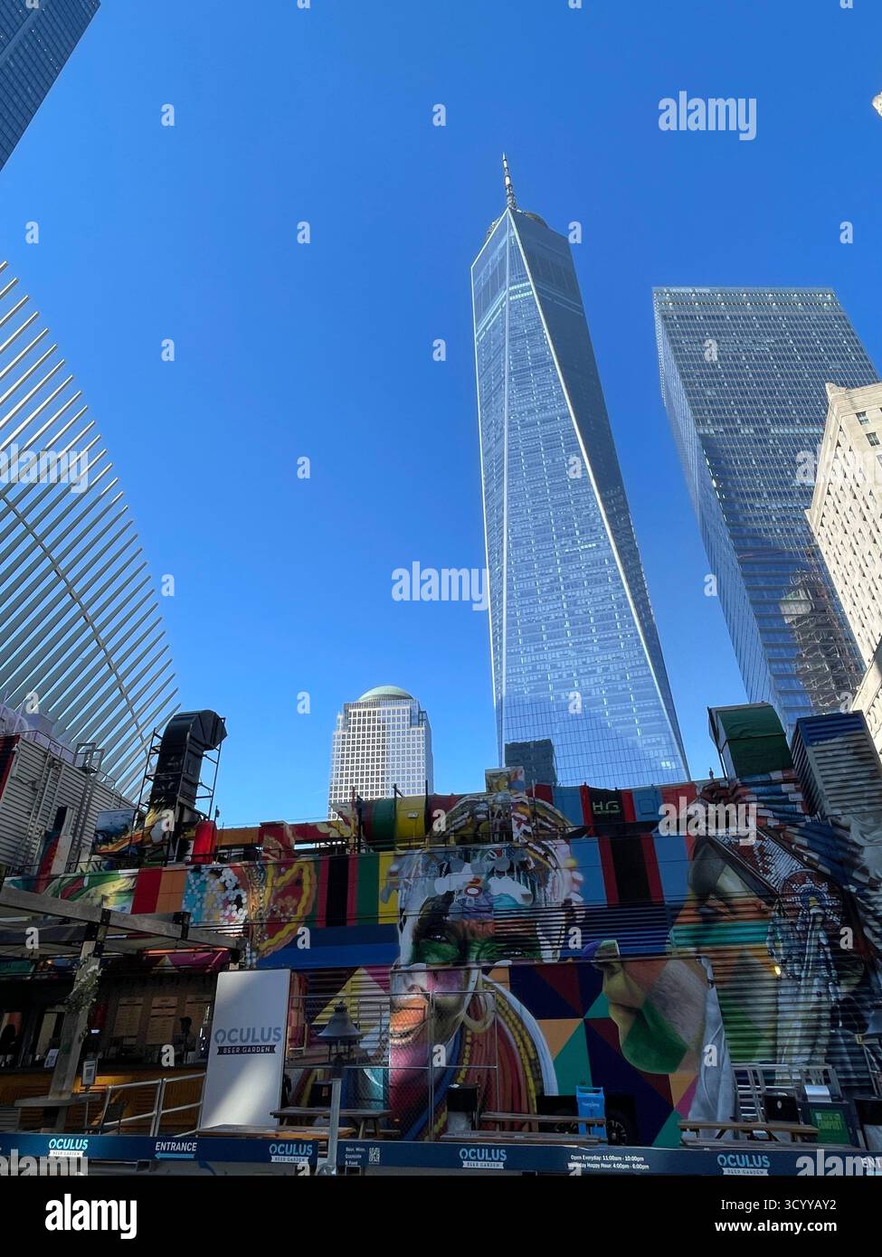 One World Trade Center surplombant les gratte-ciel de Lower Manhattan, New York City, États-Unis. - Image de stock capturée avec un smartphone