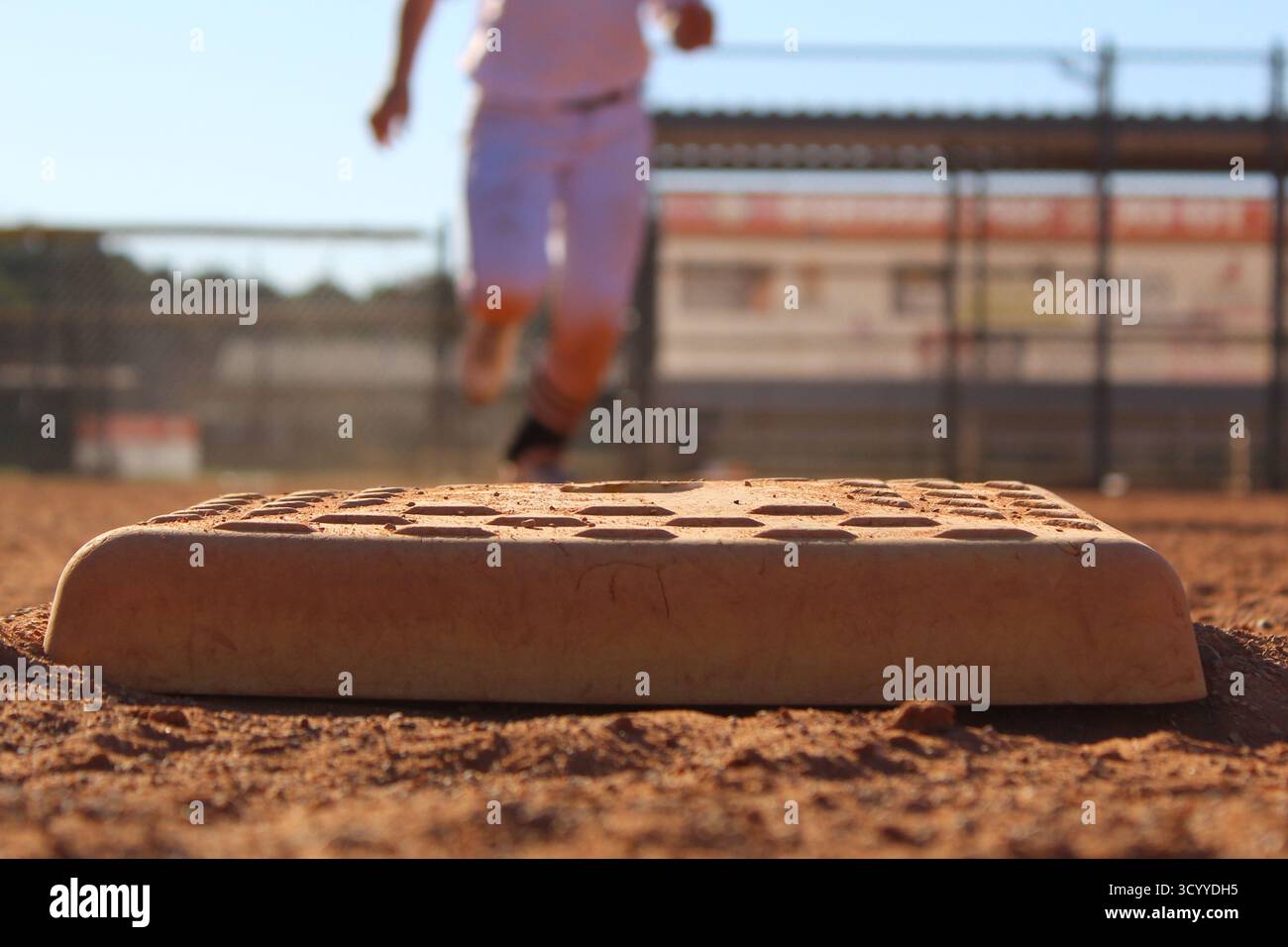 Gros plan de la plaque de base de softball à l'approche du coureur Banque D'Images