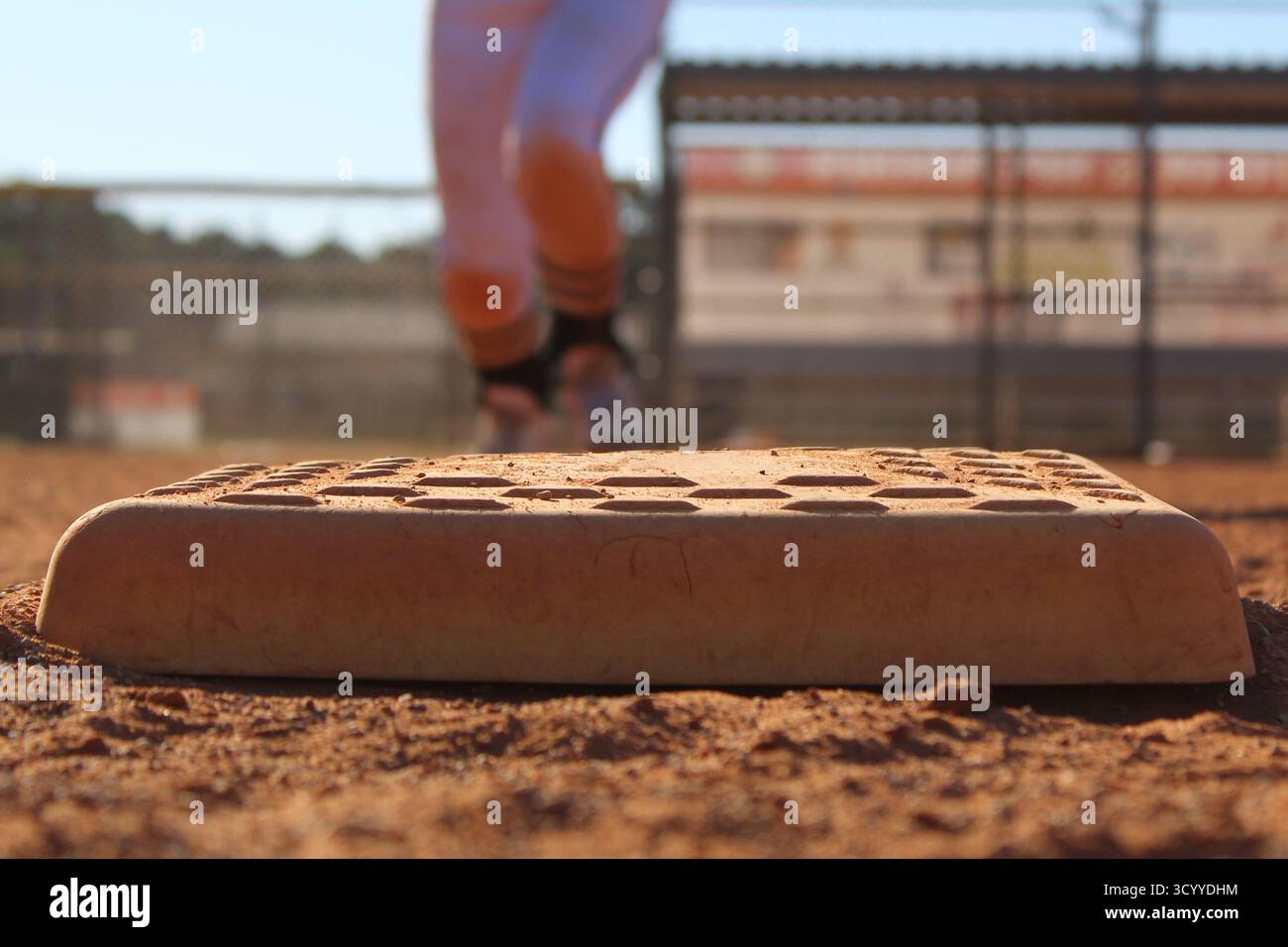 Gros plan de la plaque de base de softball à l'approche du coureur Banque D'Images
