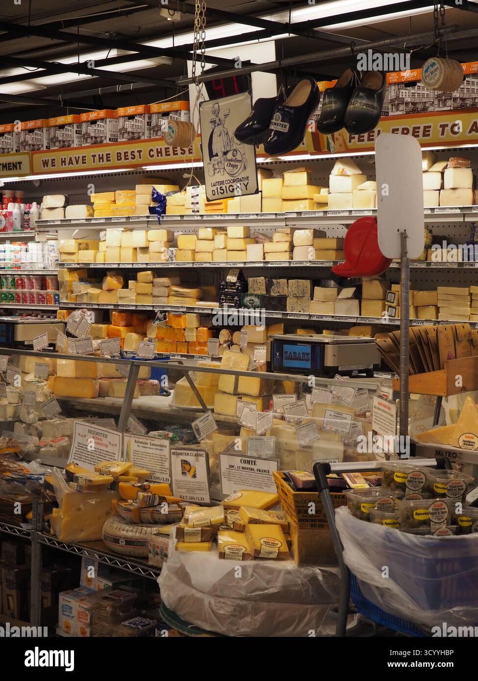 Présentoir de fromages chez Zabar’s Delicatessen à New York, montrant une grande variété de fromages sur les étagères Banque D'Images