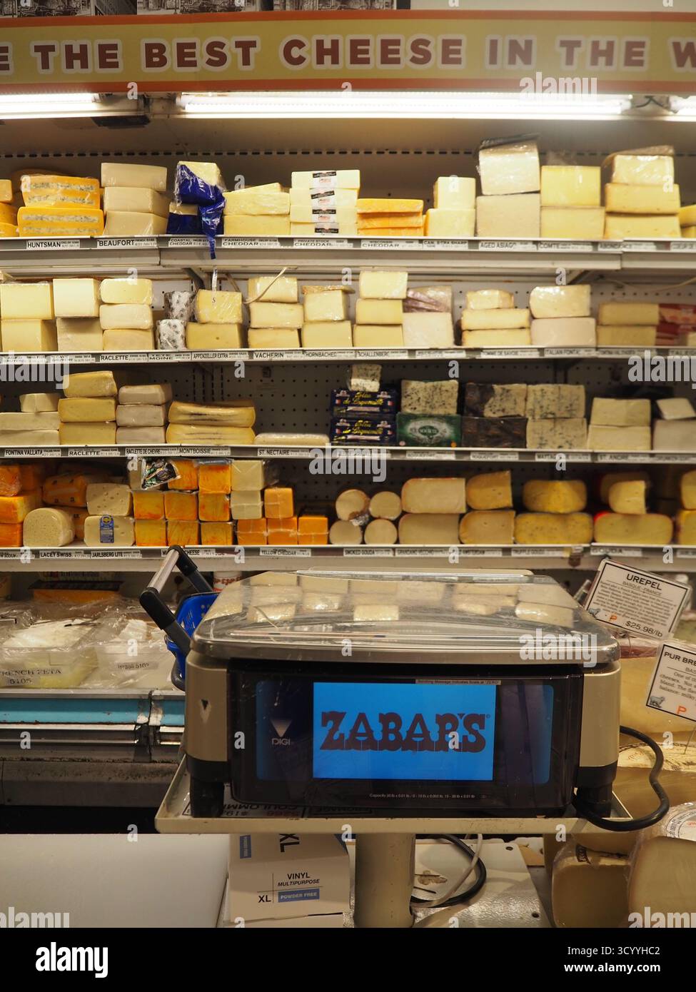 Présentoir de fromages chez Zabar’s Delicatessen à New York, montrant une grande variété de fromages sur les étagères Banque D'Images