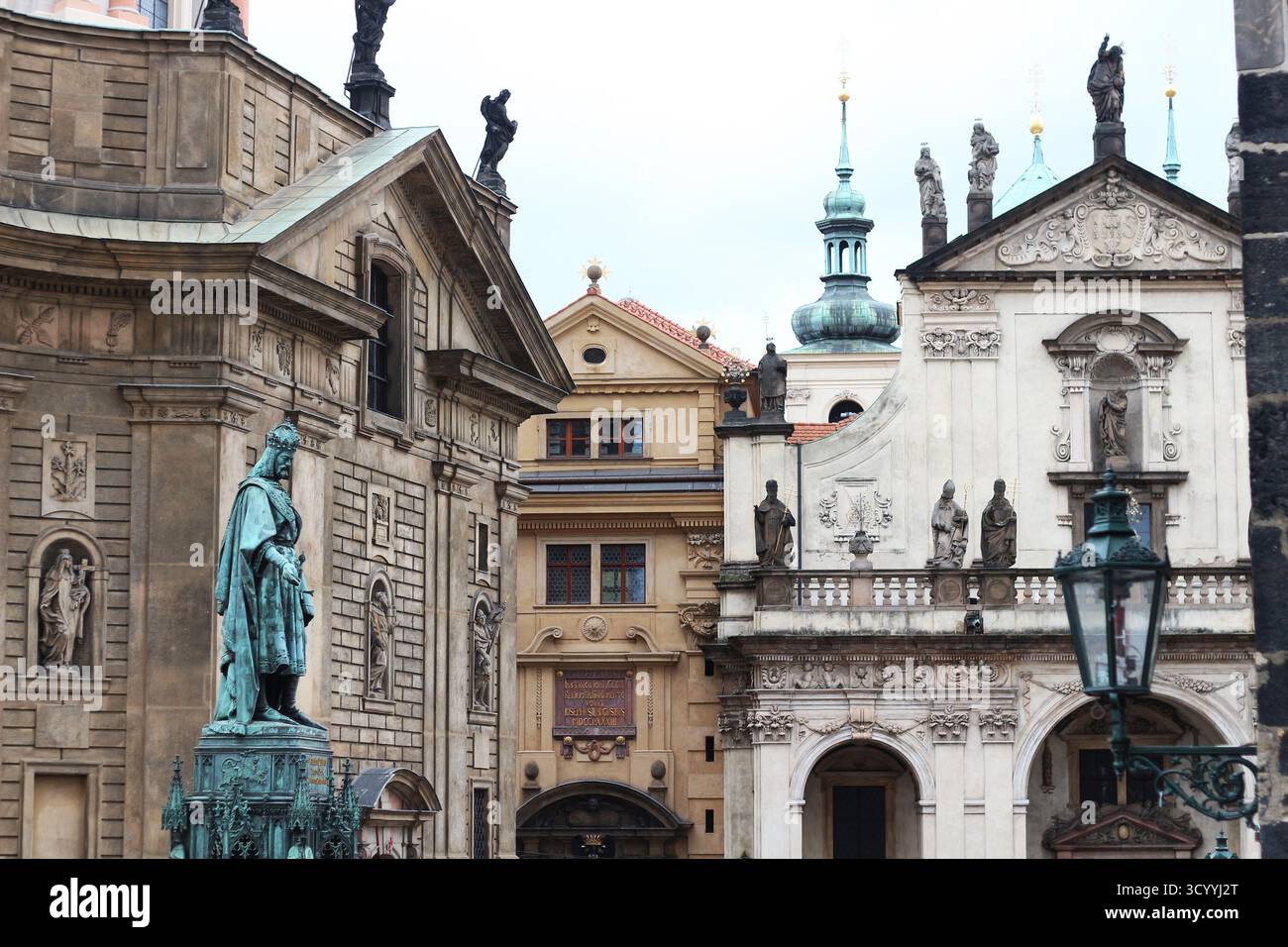 Architecture historique et statues dans la vieille ville de Prague, République tchèque Banque D'Images