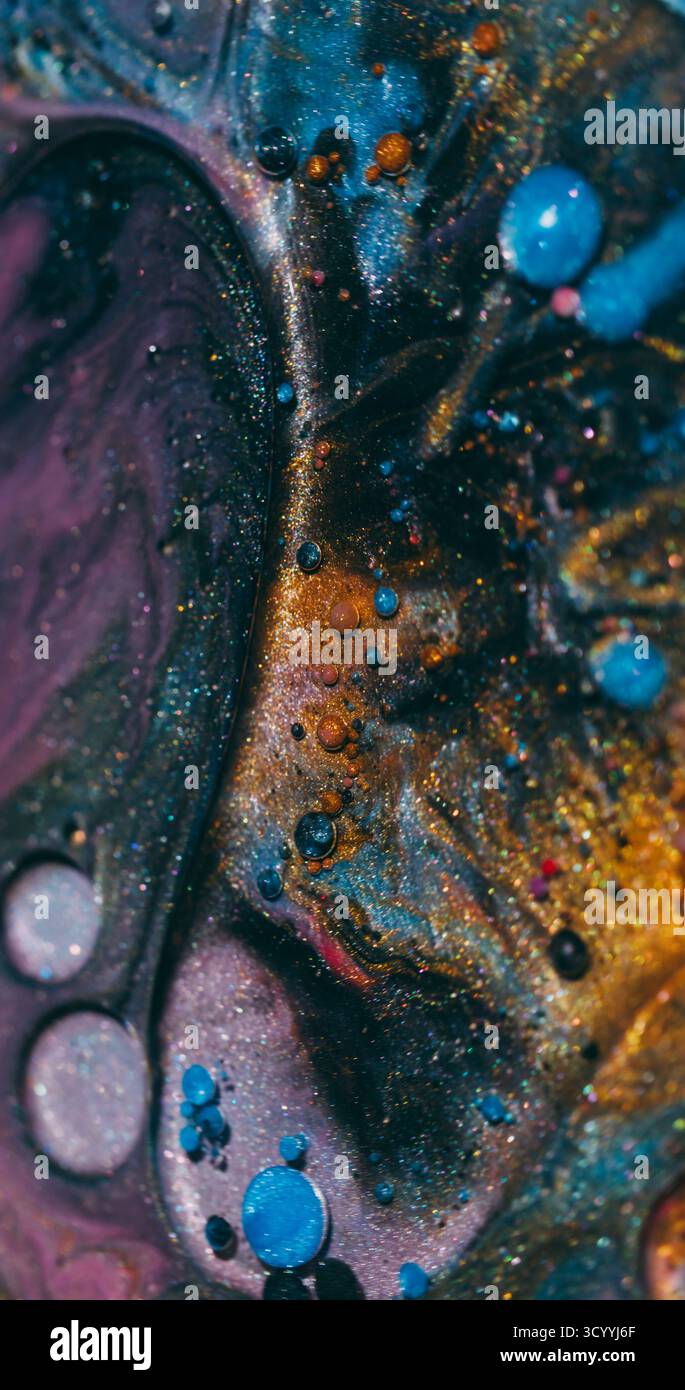 Éclaboussures de peinture. Bulles de paillettes acryliques. Flou orange violet jaune couleur huile écoulement de texture ronde d'eau flottant sur fond d'art abstrait. Banque D'Images
