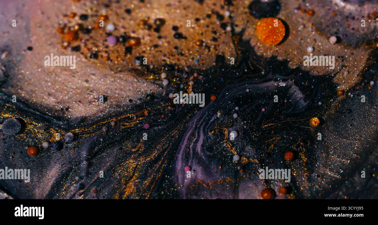 Débit d'huile. Liquide de mélange à bulles. Défocalisé orange violet rose coloré peinture pailletée texture ronde d'eau flottant sur fond d'art acrylique abstrait. Banque D'Images