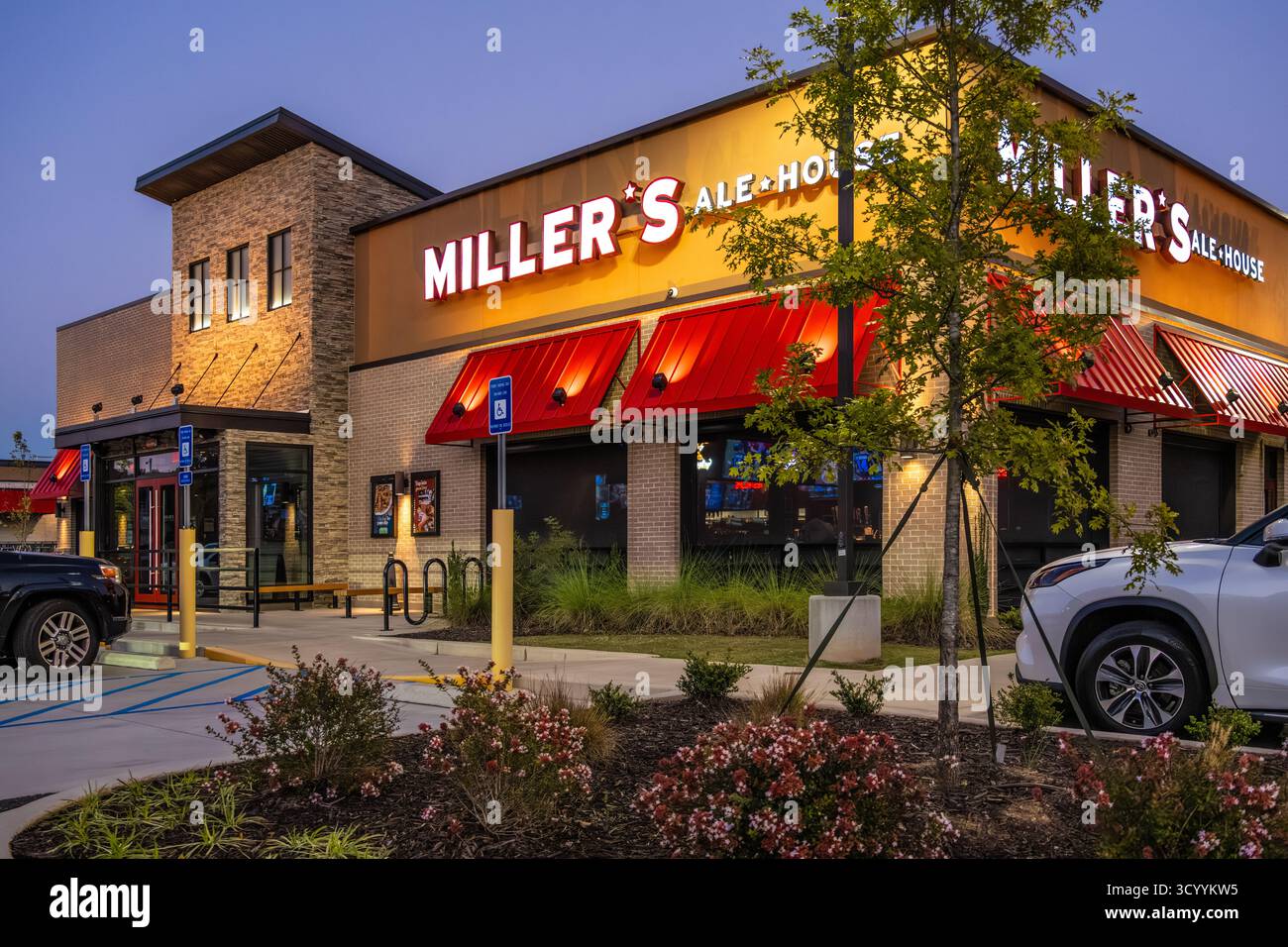 Restaurant-pub sportif Miller's Ale House au crépuscule à Snellville, Géorgie. (ÉTATS-UNIS) Banque D'Images
