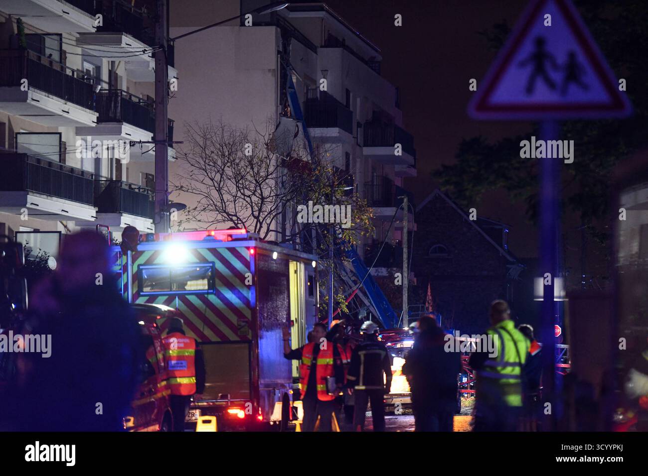 Ermont, France. 20 octobre 2025. Une personne a été tuée et quatre autres ont été grièvement blessées lors d'une violente tempête causée par une tornade le 20 octobre 2025, à Ermont, Val-d'Oise, dans le nord de la France. où les grues se sont effondrées et les toits ont été arrachés, selon les autorités locales. Quatre-vingts pompiers, 50 policiers et 20 membres du personnel médical d'urgence ont été déployés sur les lieux. Photo de Florian Poitout/ABACAPRESS.COM crédit : Abaca Press/Alamy Live News Banque D'Images