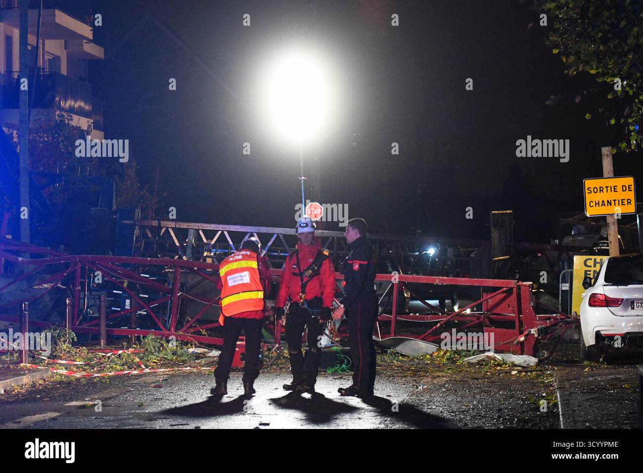 Ermont, France. 20 octobre 2025. Une personne a été tuée et quatre autres ont été grièvement blessées lors d'une violente tempête causée par une tornade le 20 octobre 2025, à Ermont, Val-d'Oise, dans le nord de la France. où les grues se sont effondrées et les toits ont été arrachés, selon les autorités locales. Quatre-vingts pompiers, 50 policiers et 20 membres du personnel médical d'urgence ont été déployés sur les lieux. Photo de Florian Poitout/ABACAPRESS.COM crédit : Abaca Press/Alamy Live News Banque D'Images