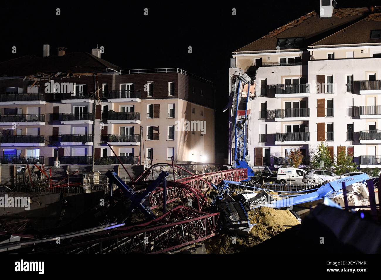 Ermont, France. 20 octobre 2025. Une personne a été tuée et quatre autres ont été grièvement blessées lors d'une violente tempête causée par une tornade le 20 octobre 2025, à Ermont, Val-d'Oise, dans le nord de la France. où les grues se sont effondrées et les toits ont été arrachés, selon les autorités locales. Quatre-vingts pompiers, 50 policiers et 20 membres du personnel médical d'urgence ont été déployés sur les lieux. Photo de Florian Poitout/ABACAPRESS.COM crédit : Abaca Press/Alamy Live News Banque D'Images