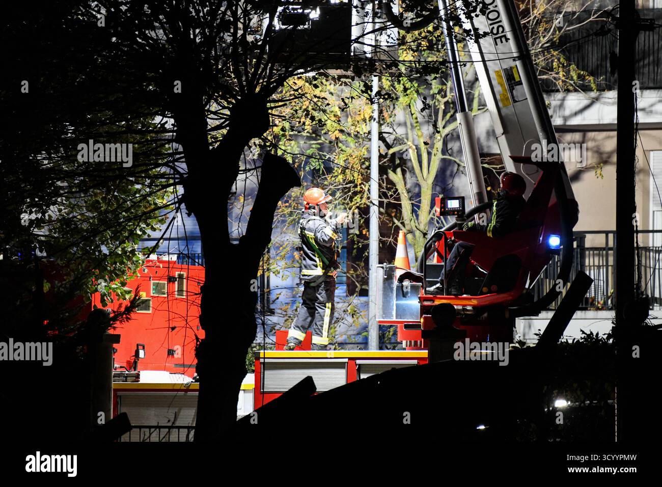 Ermont, France. 20 octobre 2025. Une personne a été tuée et quatre autres ont été grièvement blessées lors d'une violente tempête causée par une tornade le 20 octobre 2025, à Ermont, Val-d'Oise, dans le nord de la France. où les grues se sont effondrées et les toits ont été arrachés, selon les autorités locales. Quatre-vingts pompiers, 50 policiers et 20 membres du personnel médical d'urgence ont été déployés sur les lieux. Photo de Florian Poitout/ABACAPRESS.COM crédit : Abaca Press/Alamy Live News Banque D'Images