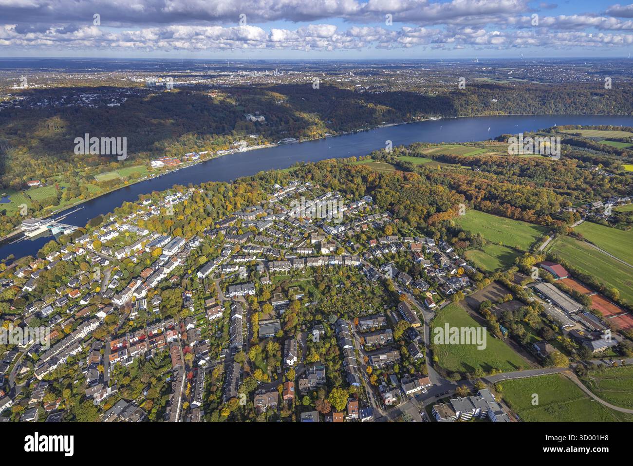 Vue aérienne, vue sur la ville du quartier Werden, lac Baldeney avec barrage centrale hydroélectrique RWE Baldeney, parcours de golf Golfriege ETUF e.V. et tennis c Banque D'Images Vue aérienne, vue sur la ville du quartier Werden, lac Baldeney avec barrage centrale hydroélectrique RWE Baldeney, parcours de golf Golfriege ETUF e.V. et tennis c Banque D'Images
