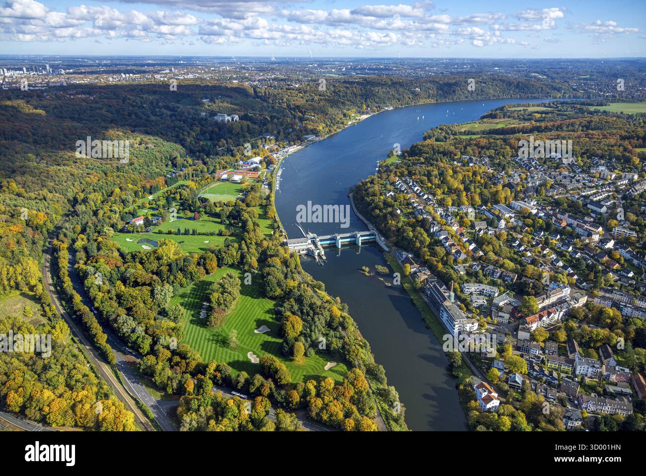 Vue aérienne, lac Baldeney avec centrale hydroélectrique RWE barrage Baldeney, golf Golfriege ETUF e.V. et courts de tennis, Villa Huegel automne Banque D'Images Vue aérienne, lac Baldeney avec centrale hydroélectrique RWE barrage Baldeney, golf Golfriege ETUF e.V. et courts de tennis, Villa Huegel automne Banque D'Images