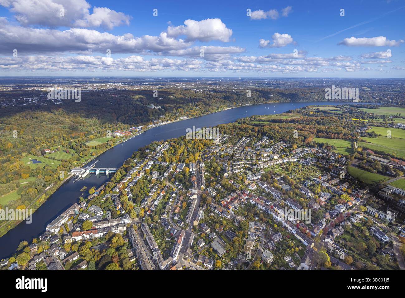 Vue aérienne, quartier résidentiel vue ville Werden am Lake Baldeney avec barrage RWE centrale hydroélectrique Baldeney, terrain de golf Golfriege ETUF e.V. et t Banque D'Images Vue aérienne, quartier résidentiel vue ville Werden am Lake Baldeney avec barrage RWE centrale hydroélectrique Baldeney, terrain de golf Golfriege ETUF e.V. et t Banque D'Images