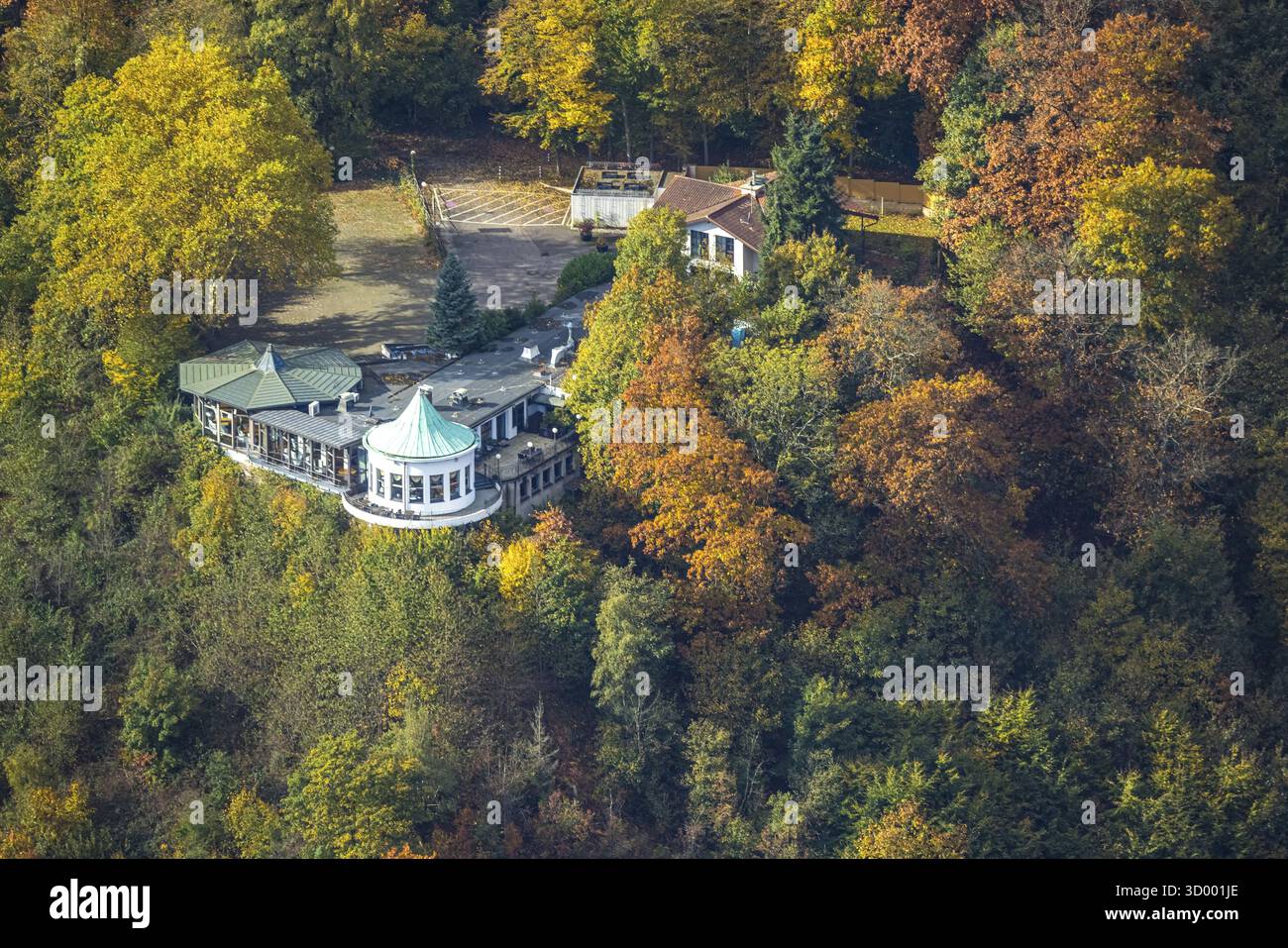 Vue aérienne, restaurant Villa vue et baie vitrée ronde dans la forêt d'automne, Bredeney, Essen, région de la Ruhr, Rhénanie du Nord-Westphalie, Allemagne, arbres colorés Banque D'Images Vue aérienne, restaurant Villa vue et baie vitrée ronde dans la forêt d'automne, Bredeney, Essen, région de la Ruhr, Rhénanie du Nord-Westphalie, Allemagne, arbres colorés Banque D'Images