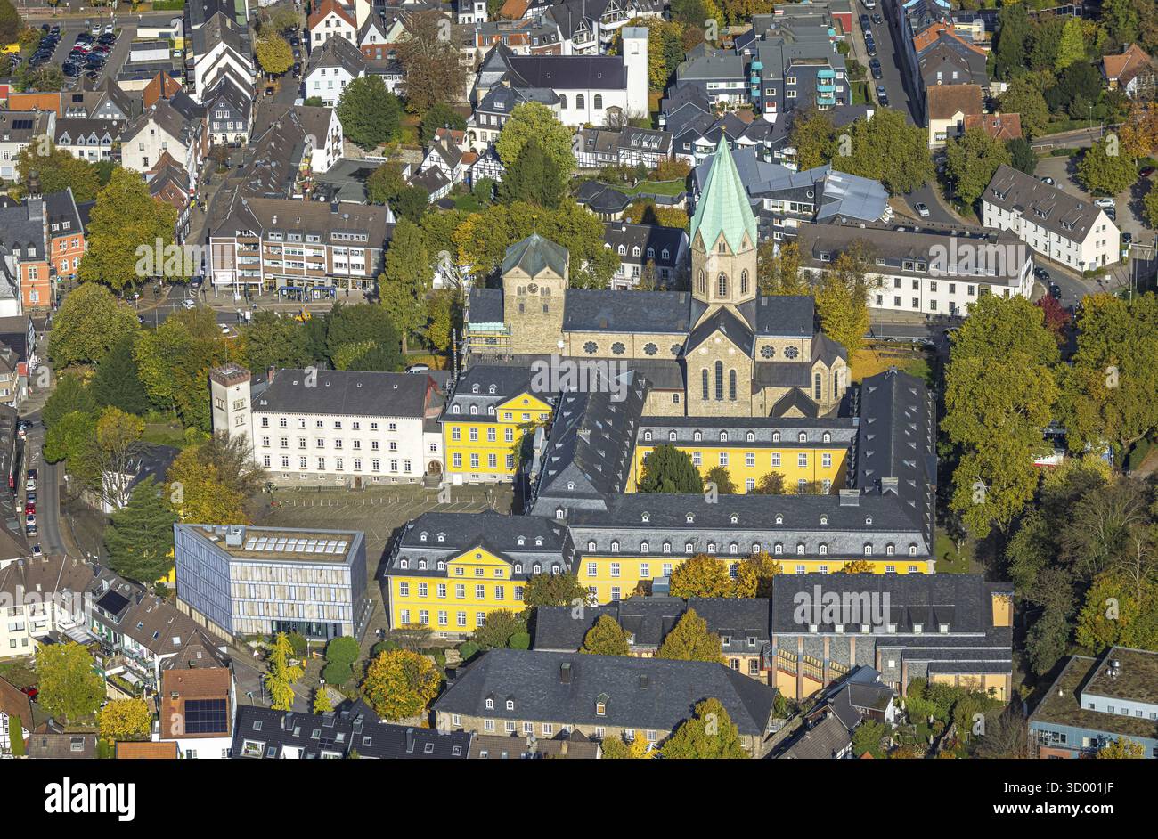 Vue aérienne, Basilique Catholique des préparateurs Ludgerus et Université des Arts de Folkwang, chantier avec échafaudage, Bredeney, Essen, région de la Ruhr, Nort Banque D'Images Vue aérienne, Basilique Catholique des préparateurs Ludgerus et Université des Arts de Folkwang, chantier avec échafaudage, Bredeney, Essen, région de la Ruhr, Nort Banque D'Images