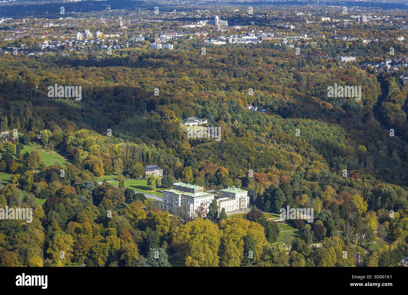 Vue aérienne, Villa Huegel et Huegelpark avec forêt automnale de Krupp, ancienne demeure de la famille industrielle Krupp, vue sur le centre-ville, Werden, Esse Banque D'Images Vue aérienne, Villa Huegel et Huegelpark avec forêt automnale de Krupp, ancienne demeure de la famille industrielle Krupp, vue sur le centre-ville, Werden, Esse Banque D'Images