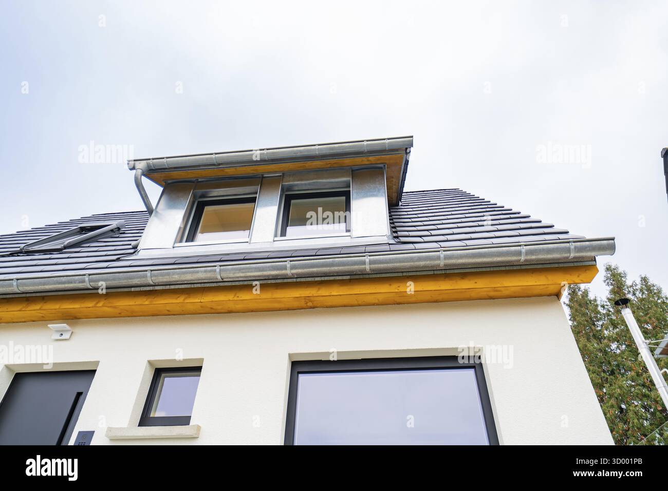 Vue détaillée d'une lucarne moderne avec zinc et bois sous ciel couvert, rénovation de maison, rénovation climatique, Metzingen, Allemagne Banque D'Images