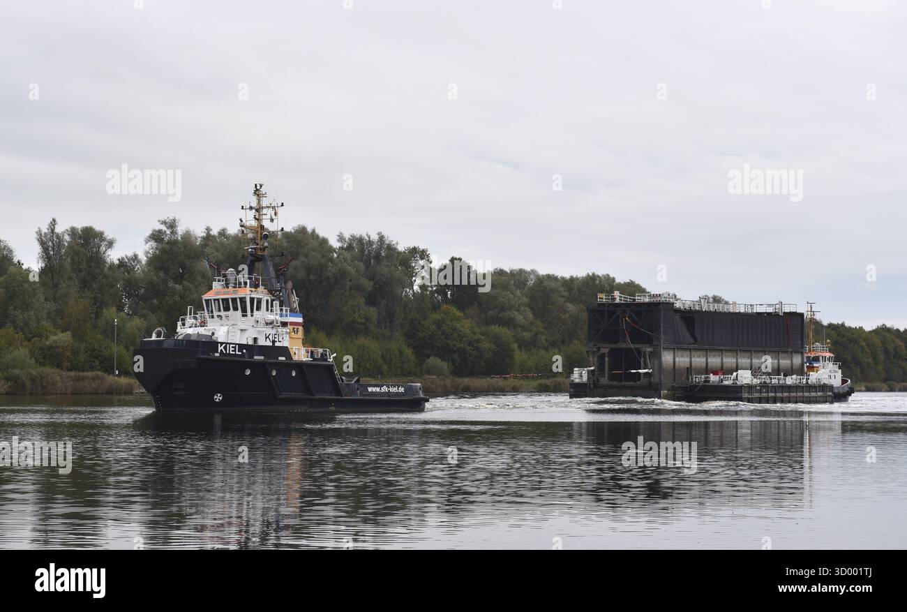 Les remorqueurs, remorqueurs apportent une porte d'écluse à travers le canal de Kiel, NOK, canal de Kiel à Brunsbuettel, Schleswig-Holstein, Allemagne Banque D'Images Les remorqueurs, remorqueurs apportent une porte d'écluse à travers le canal de Kiel, NOK, canal de Kiel à Brunsbuettel, Schleswig-Holstein, Allemagne Banque D'Images