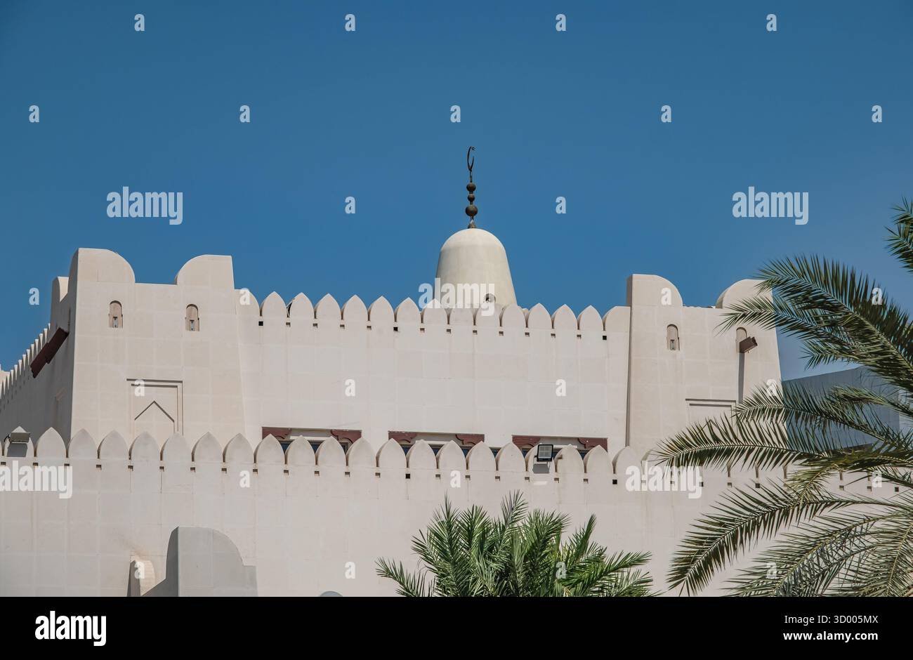 Façade de la mosquée Masjit dans un parc familial 256. Détails architecturaux mosquée blanche Abu Dhabi dans le centre-ville. Photo de voyage, personne Banque D'Images