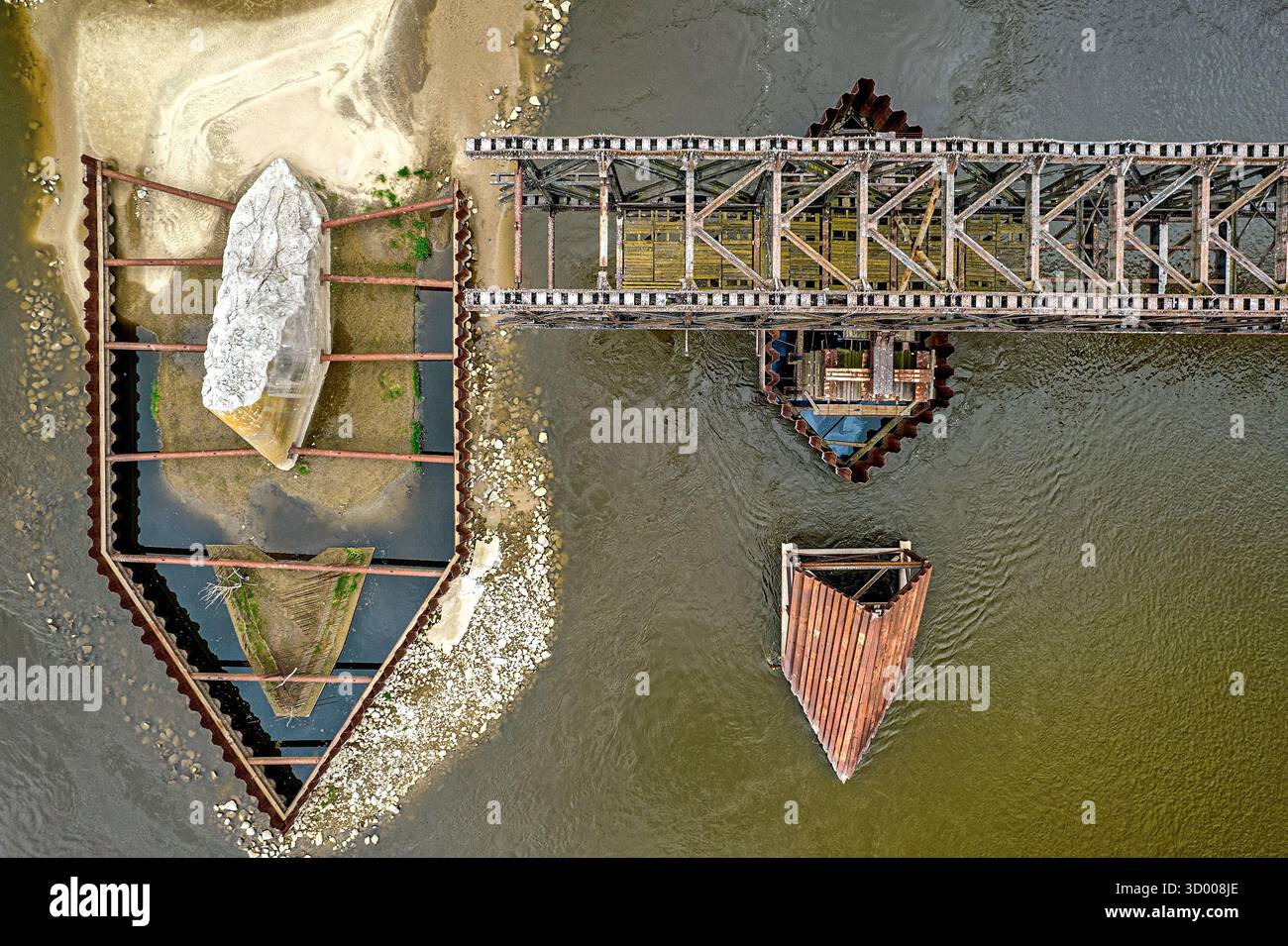 Une perspective aérienne de la rénovation de l'ancien pont ferroviaire à Tczew, en Pologne, avec un accent sur la charpente en acier et le paysage fluvial environnant Banque D'Images