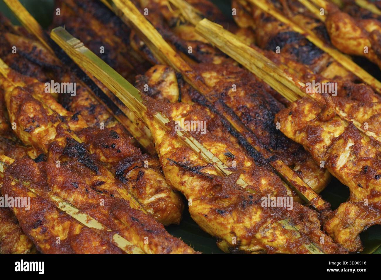 Plats traditionnels malaisiens, populaire poulet épicé grillé Ayam Percik vendu à Bazaar pendant le mois sacré du Ramadan Banque D'Images