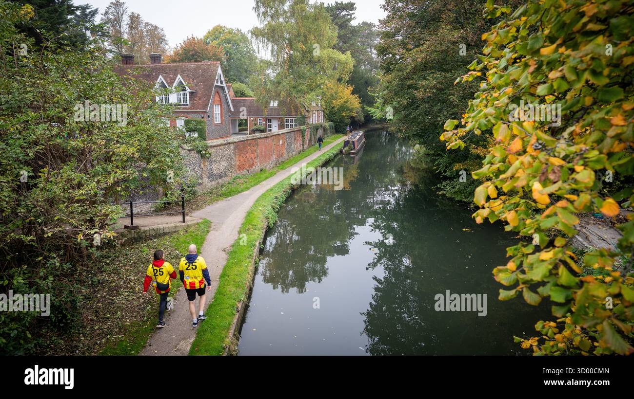 Deux participants au Watford FC Taylor Trek sur le chemin du Grand Union canal Banque D'Images