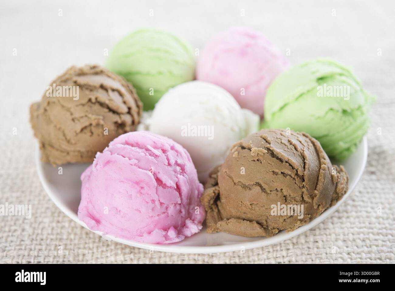 Assortiment de boules de glace sur la plaque Banque D'Images