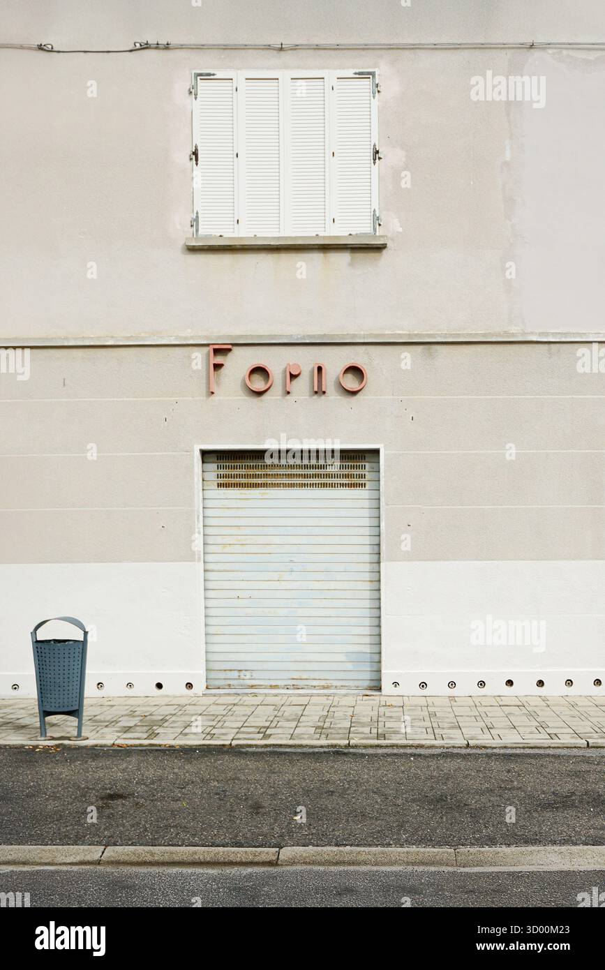 un vieux volet fermé dans un bâtiment abandonné Banque D'Images