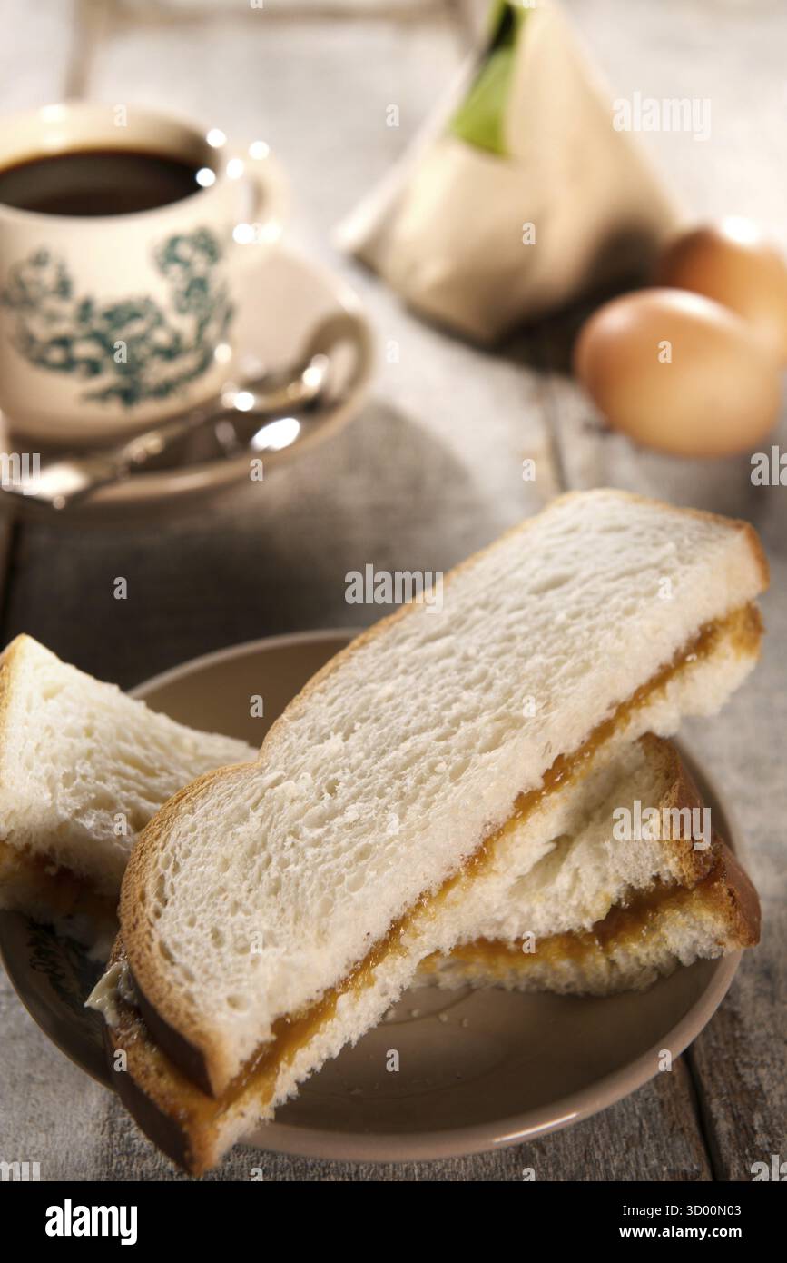 Petit déjeuner traditionnel de style chinois oriental et café noir dans une tasse et une soucoupe vintage. Fractal sur la tasse est une impression générique. Réglage de flou artistique avec d Banque D'Images