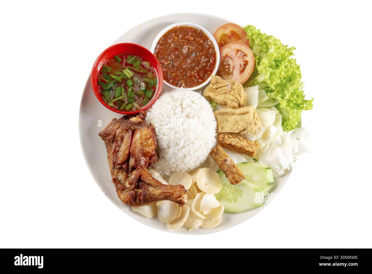 Nasi lemak kukus avec pilon frit, cuisine locale traditionnelle malaisienne populaire. Isolé sur fond blanc. Vue de dessus à plat Banque D'Images