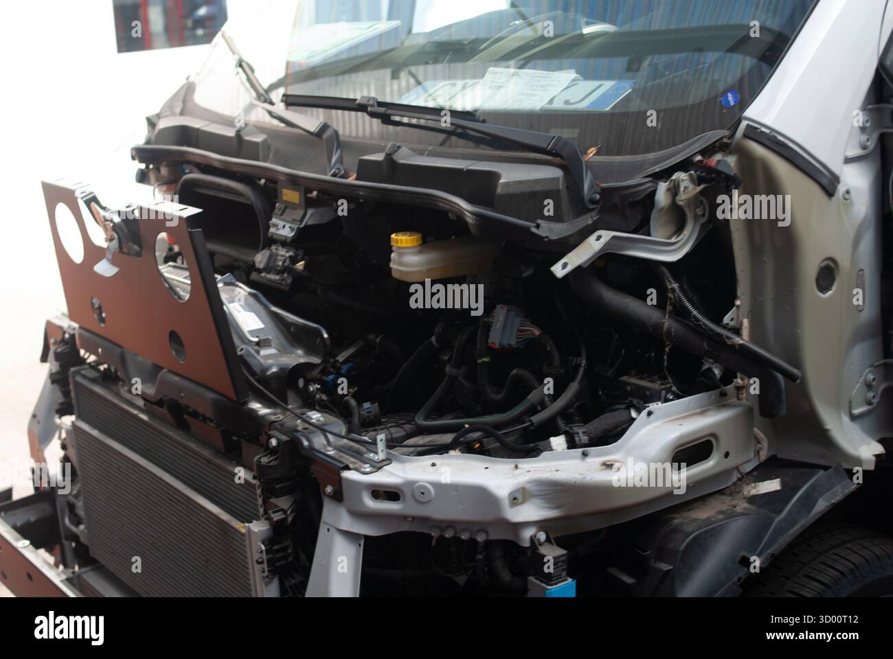 Cremona, Italie -2 octobre 2025 Van avant démonté dans le garage pour réparation, exposant radiateur, compartiment moteur et composants de châssis dans professionnel Banque D'Images