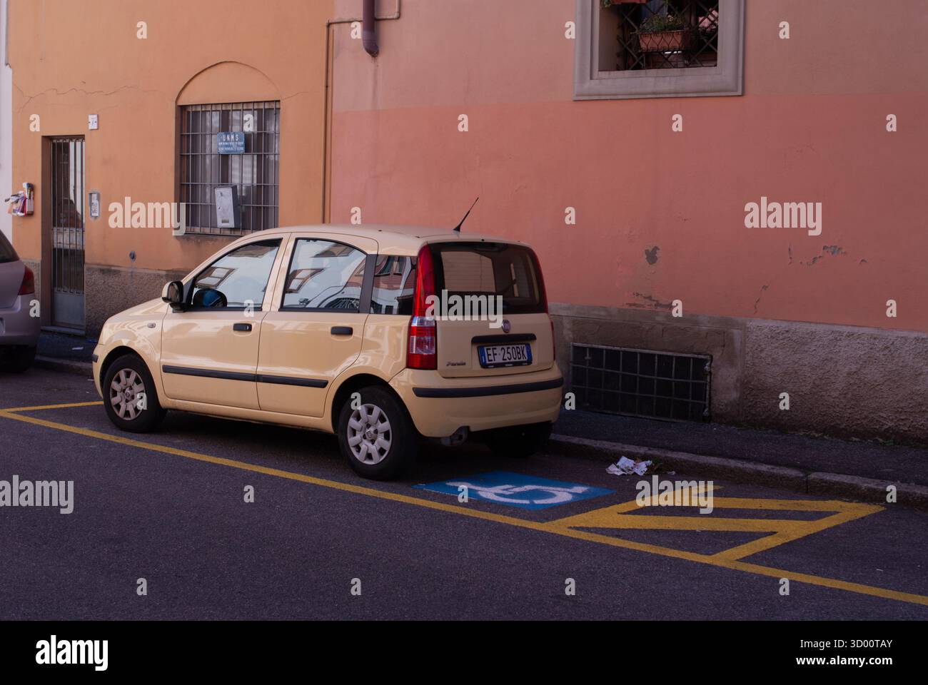 Cremona, Italie -2 octobre 2025 Fiat Panda voiture compacte garée dans une place de stationnement désignée pour handicapés, soulignant les questions d'accessibilité et de bonne qualité Banque D'Images
