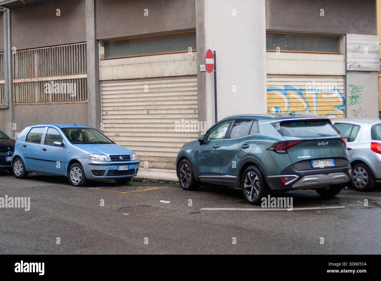 Cremona, Italie -2 octobre 2025 deux voitures garées dans une rue de la ville, montrant les transports urbains, anciens véhicules contre nouveaux, et la vie quotidienne dans un européen Banque D'Images
