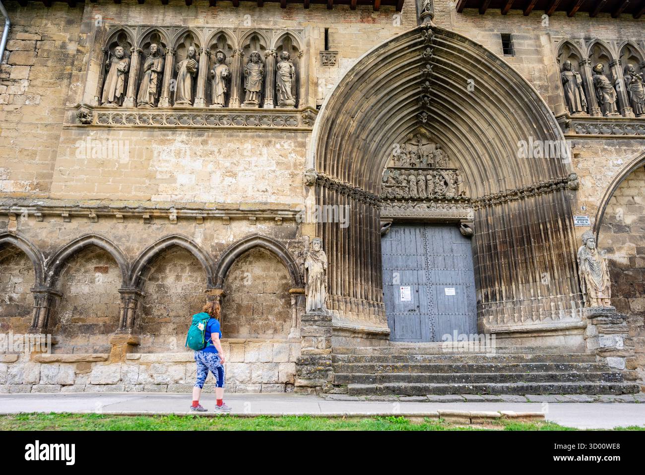 Pèlerins à Santiago devant la porte gothique de l'église du Saint-Sépulcre, Estella, Communauté Forale de Navarre, Espagne Banque D'Images