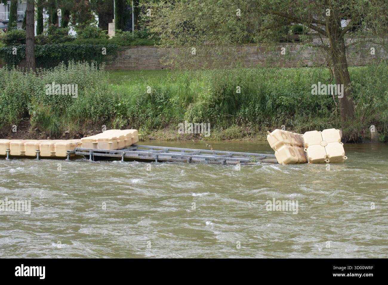 Jetée de bloc-ponton démolie par la pression d'une rivière de montagne. Blocs démolis sur un pont flottant Banque D'Images