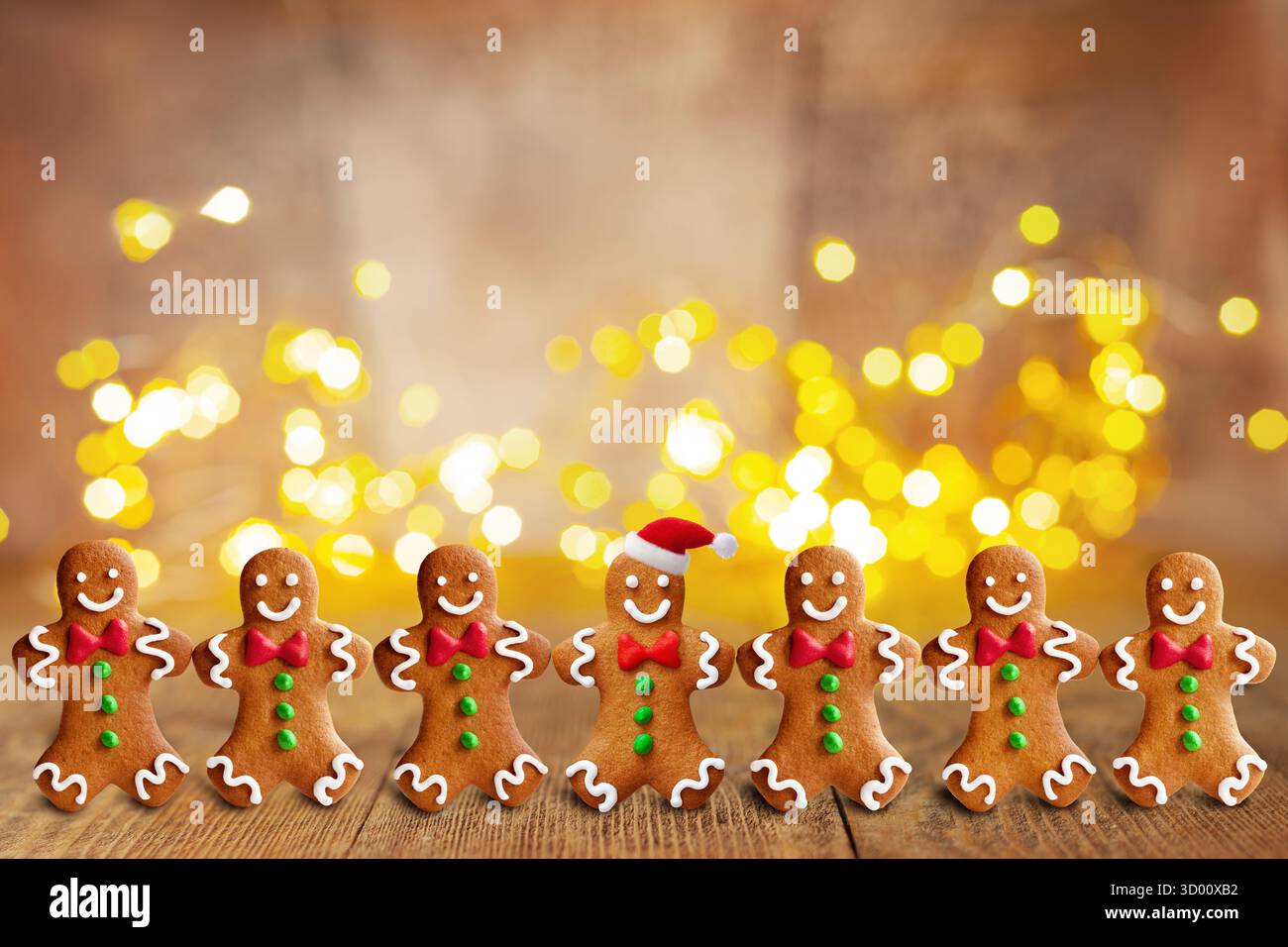 Biscuits de pain d'épices de Noël avec fond de lumières festives Banque D'Images