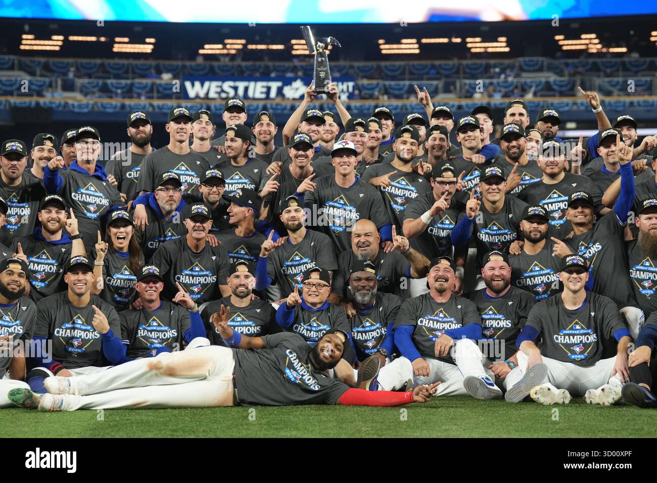 Toronto, Canada. 20 octobre 2025. Les Blue Jays de Toronto posent pour une photo d'équipe alors qu'ils célèbrent après avoir battu les Mariners de Seattle dans le match 7 de baseball de la MLB American League Championship Series à Toronto, le lundi 20 octobre 2025. Crédit : la presse canadienne/Alamy Live News Banque D'Images