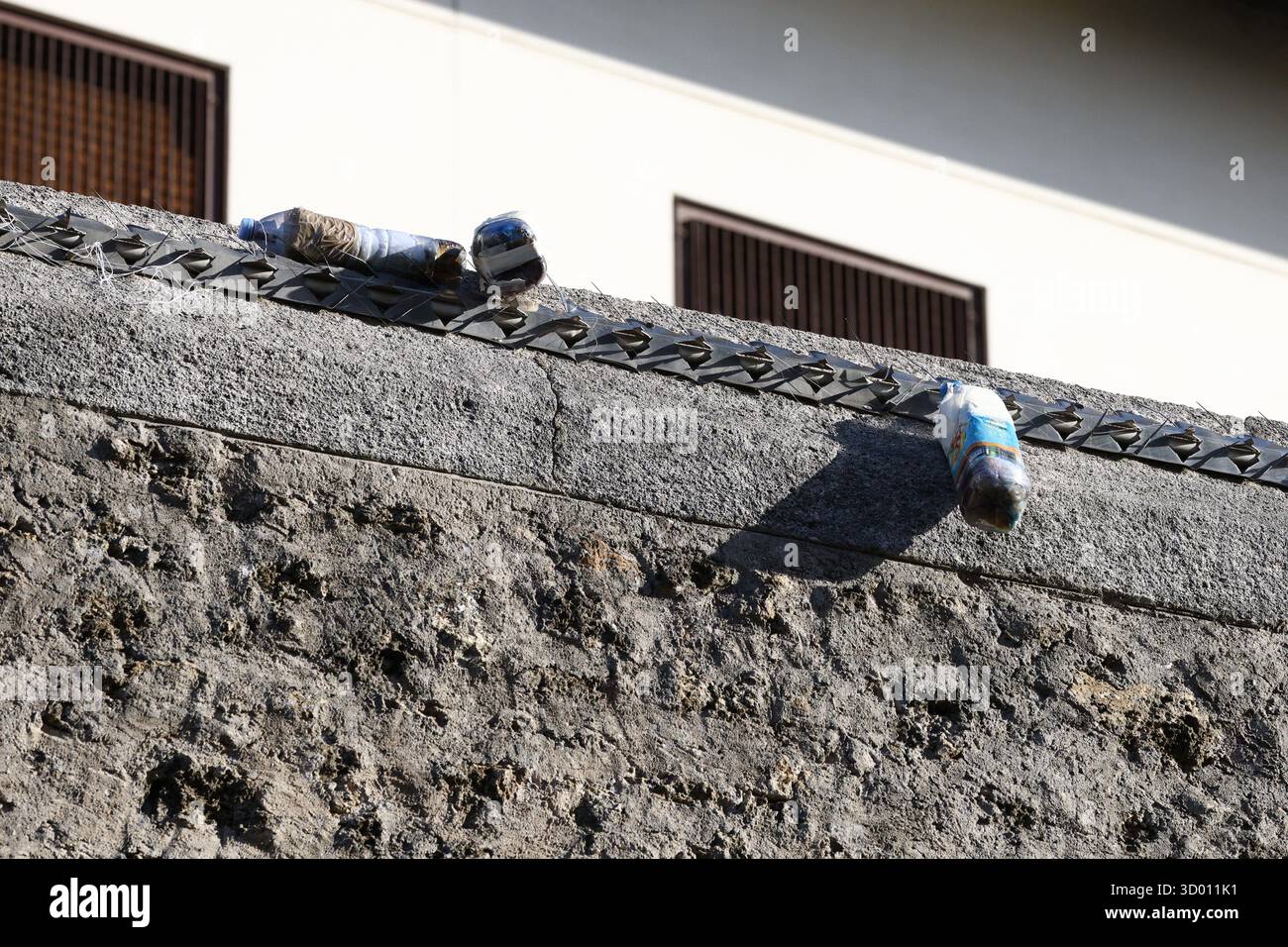 Sacs apportés par les familles des prisonniers bloqués par les pioches lors de la tentative de récupération photographiée sur le mur à l'extérieur de la prison de la Sante, où l'ancien président français Nicolas Sarkozy est incarcéré depuis le matin du 21 octobre 2025, pour purger une peine de cinq ans de prison après avoir été reconnu coupable de complot criminel sur un plan pour le dictateur libyen Moammar Kadhafi pour financer sa campagne électorale de 2007, à Paris, France. Sarkozy, qui a connu de multiples difficultés juridiques depuis sa réélection en 2012, devient le premier ancien chef d’un pays de l’Union européenne à purger son temps Banque D'Images