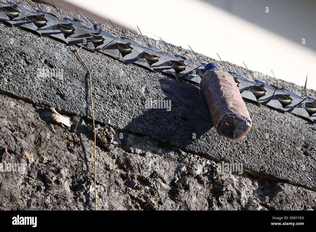 Sacs apportés par les familles des prisonniers bloqués par les pioches lors de la tentative de récupération photographiée sur le mur à l'extérieur de la prison de la Sante, où l'ancien président français Nicolas Sarkozy est incarcéré depuis le matin du 21 octobre 2025, pour purger une peine de cinq ans de prison après avoir été reconnu coupable de complot criminel sur un plan pour le dictateur libyen Moammar Kadhafi pour financer sa campagne électorale de 2007, à Paris, France. Sarkozy, qui a connu de multiples difficultés juridiques depuis sa réélection en 2012, devient le premier ancien chef d’un pays de l’Union européenne à purger son temps Banque D'Images
