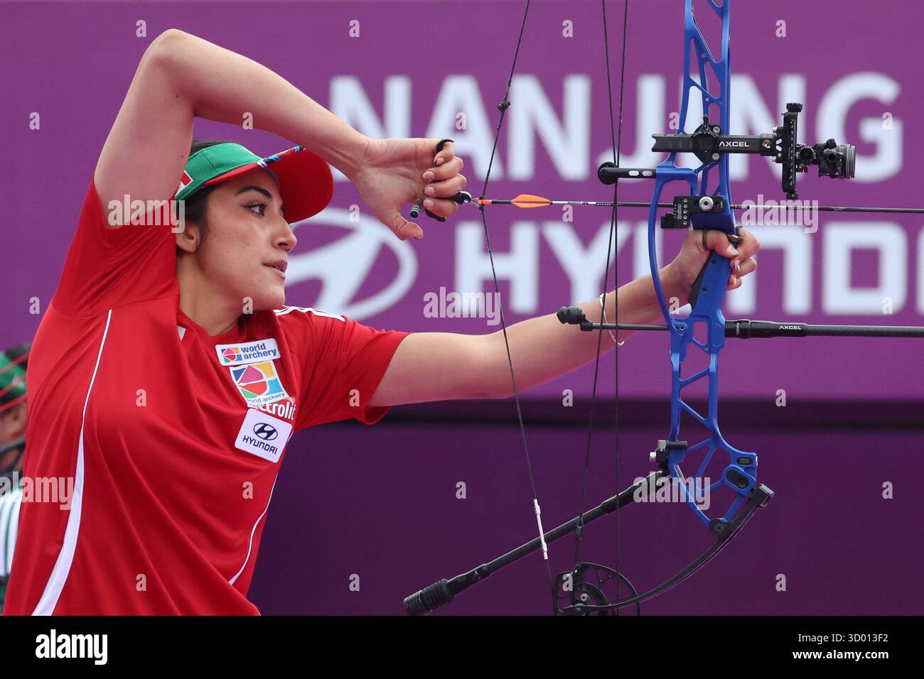 L'archer mexicain Mariana Bernal participe à la compétition. Nanjing, China.18th octobre 2025. La finale de la Coupe du monde de tir à l'arc 2025 a débuté sur la place du Musée Olympique de Nanjing, capitale de la province du Jiangsu, dans l'est de la Chine, le 18 octobre 2025. Lors de l'épreuve féminine de tir à l'arc composé qui s'est tenue ce matin-là, les archers mexicains Mariana Bernal et Andrea Becerra ont respectivement remporté le titre de champion et le titre de finaliste, tandis que l'athlète indienne Jyothi Surekha Vennam a obtenu la troisième place. Crédit : Yang Bo/China News Service/Alamy Live News Banque D'Images
