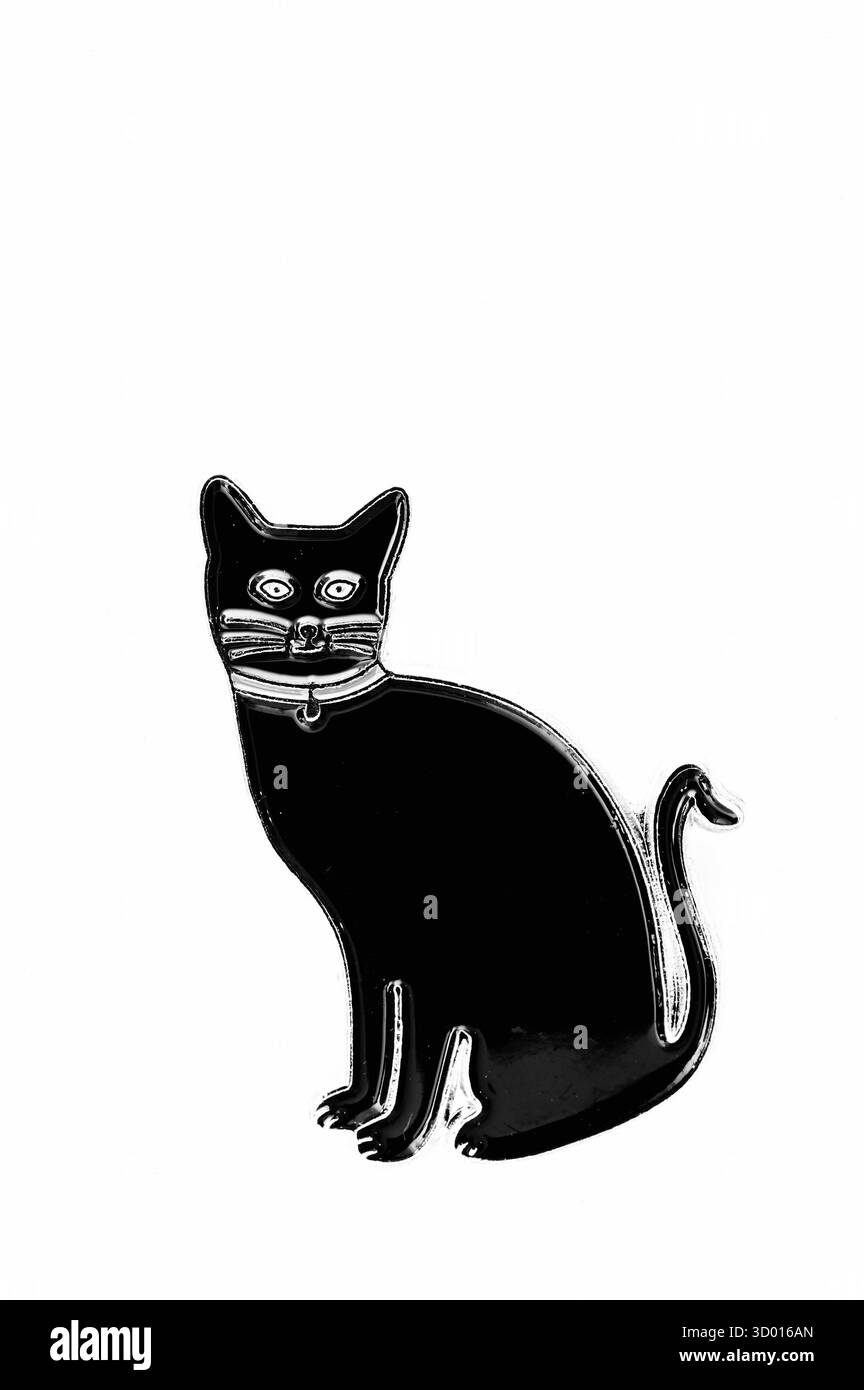 Badge ou épingle de chat noir avec collier assis regardant le spectateur Banque D'Images
