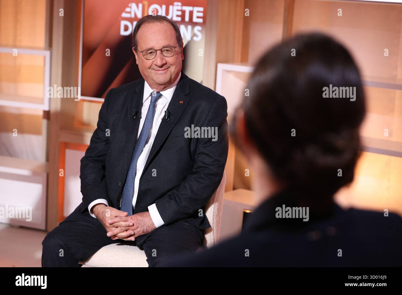 Exclusif - François Hollande est interviewé par Ava Djamshidi lors de l'émission télé Enquete de sens sur T18 à Paris, France, le 20 octobre 2025. Photo de Jerome domine/ABACAPRESS.COM crédit : Abaca Press/Alamy Live News Banque D'Images